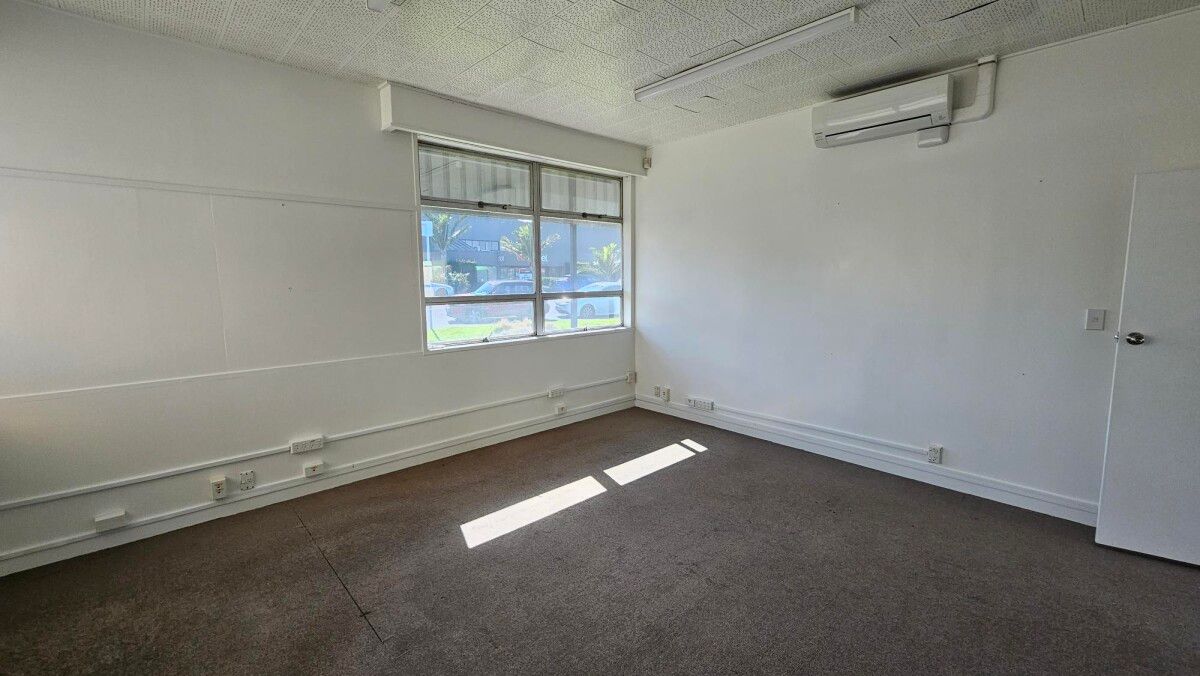 Showroom & Office in High-Exposure Location - Widok 5