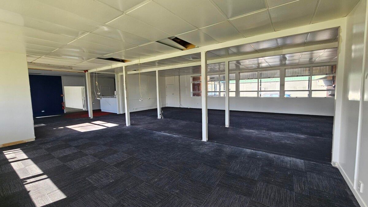 Showroom & Office in High-Exposure Location - Widok 4