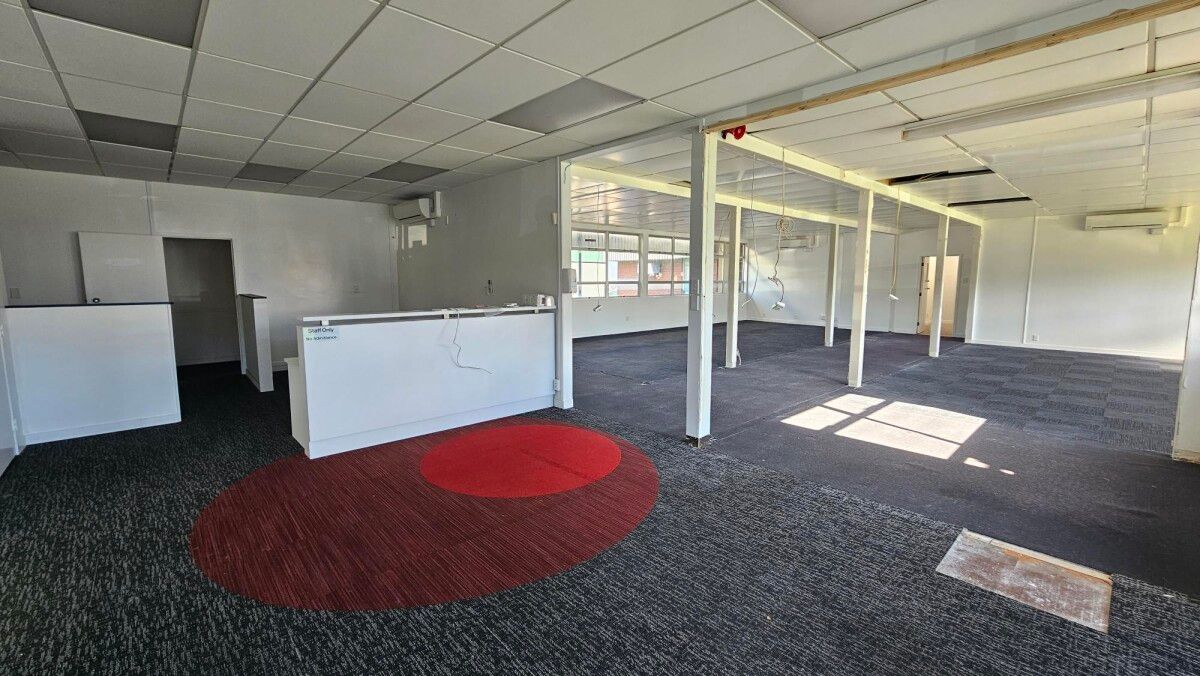Showroom & Office in High-Exposure Location - Widok 3
