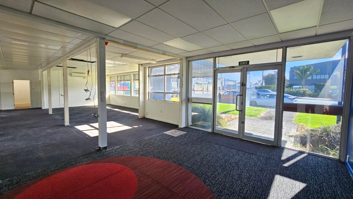 Showroom & Office in High-Exposure Location - Widok 6