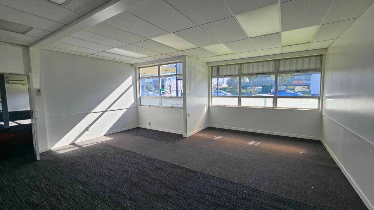 Showroom & Office in High-Exposure Location - Widok 2