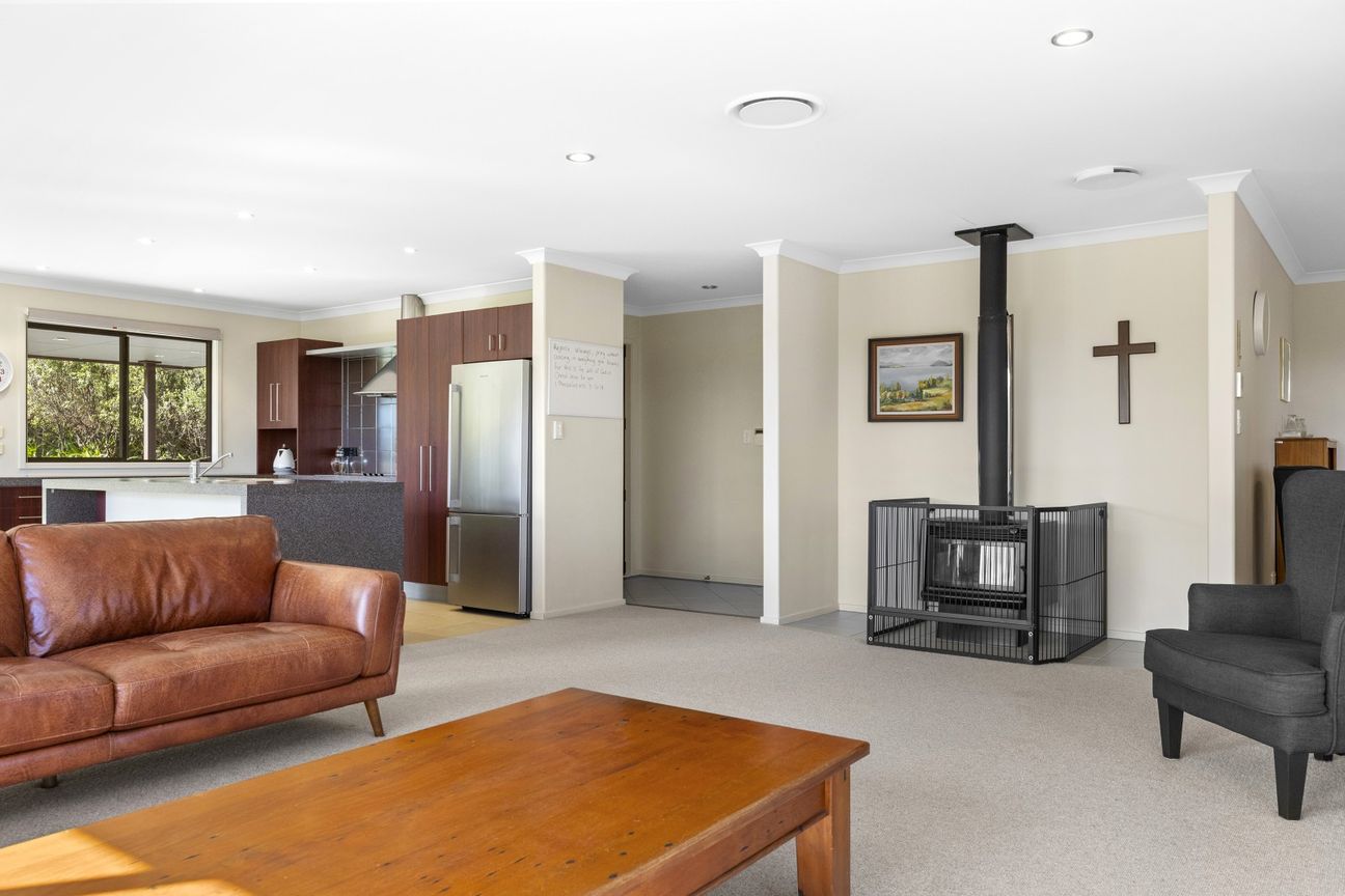 Vendors on the move, priced to sell - Veel