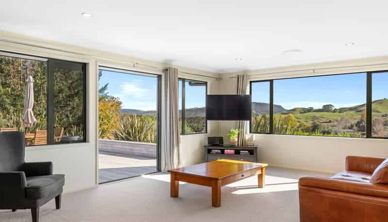 11 Dalmore Way, Acacia Bay