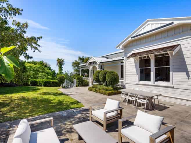 6 Thompson Road, Bluff Hill