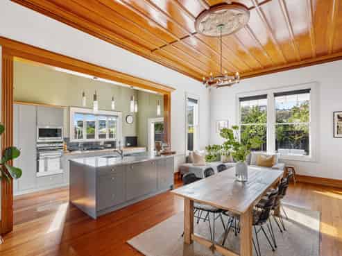 6 Thompson Road, Bluff Hill