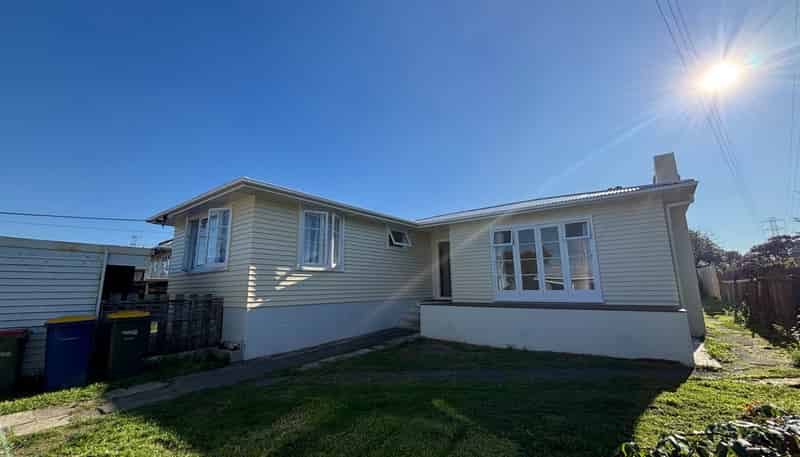 72 Roberts Road, Te Atatu South