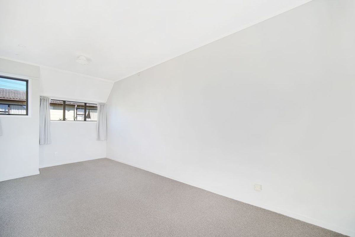 Prime Greenlane location with off-street parking - Όψη 6