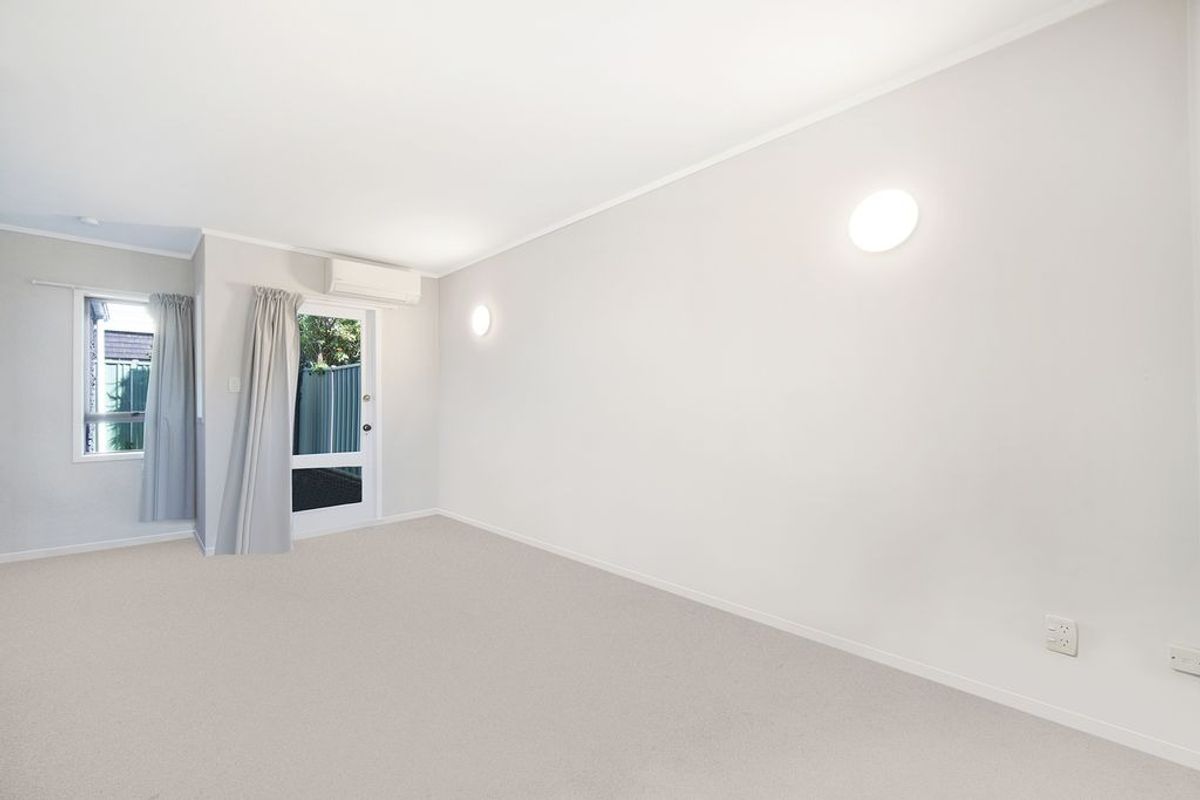 Prime Greenlane location with off-street parking - Όψη 4