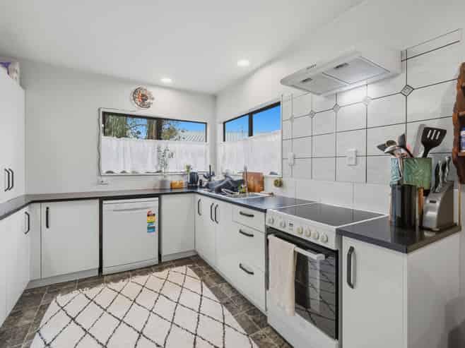 4 and 6 Resolute Way, Papakura