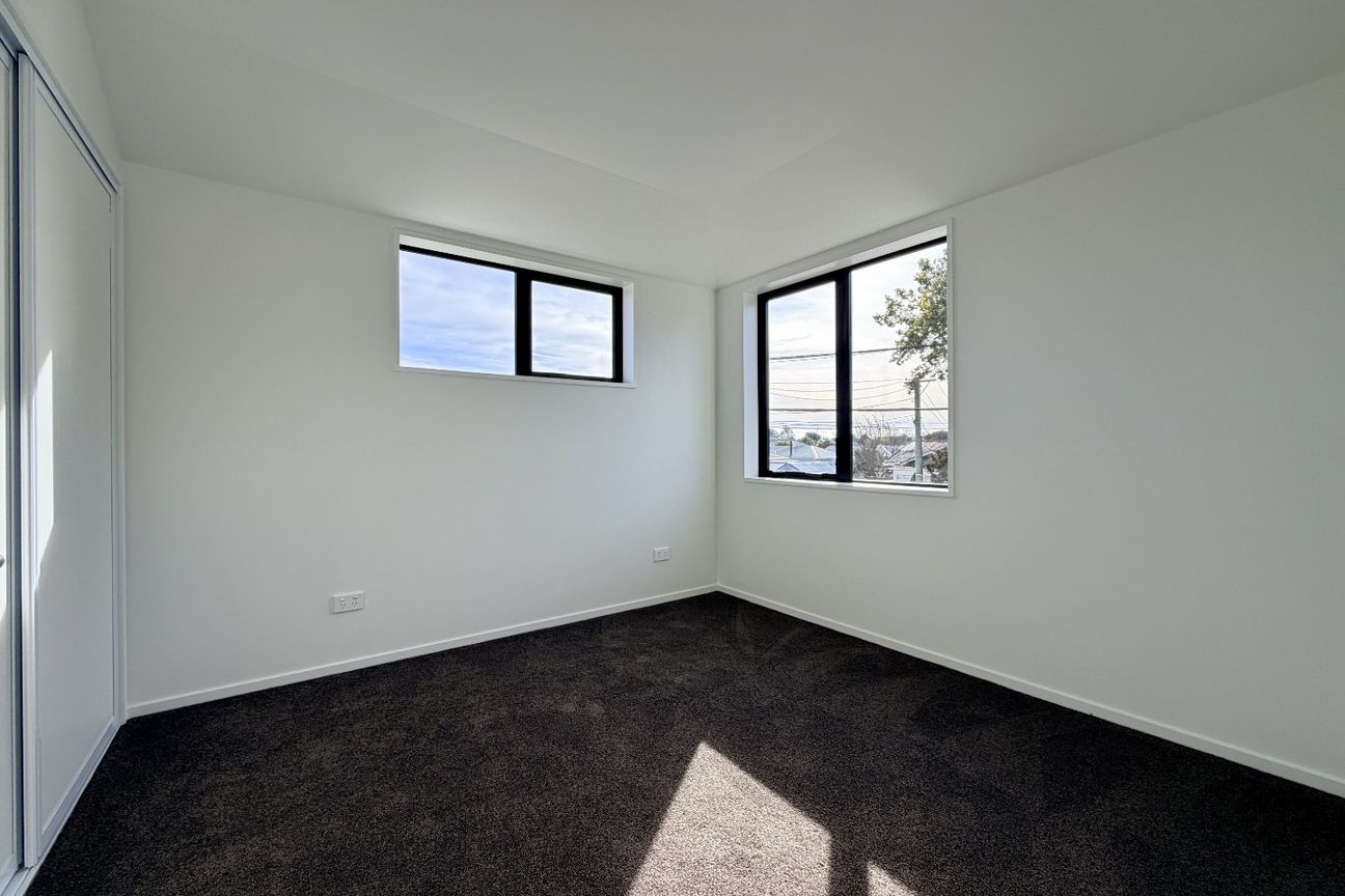 Brand New & Smelling Like Success – Welcome to 10 McLean Street - Aanzicht 6