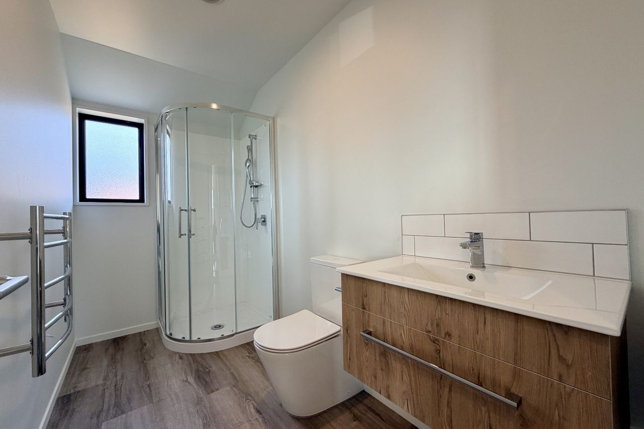 Brand New & Smelling Like Success – Welcome to 10 McLean Street - Aanzicht 5