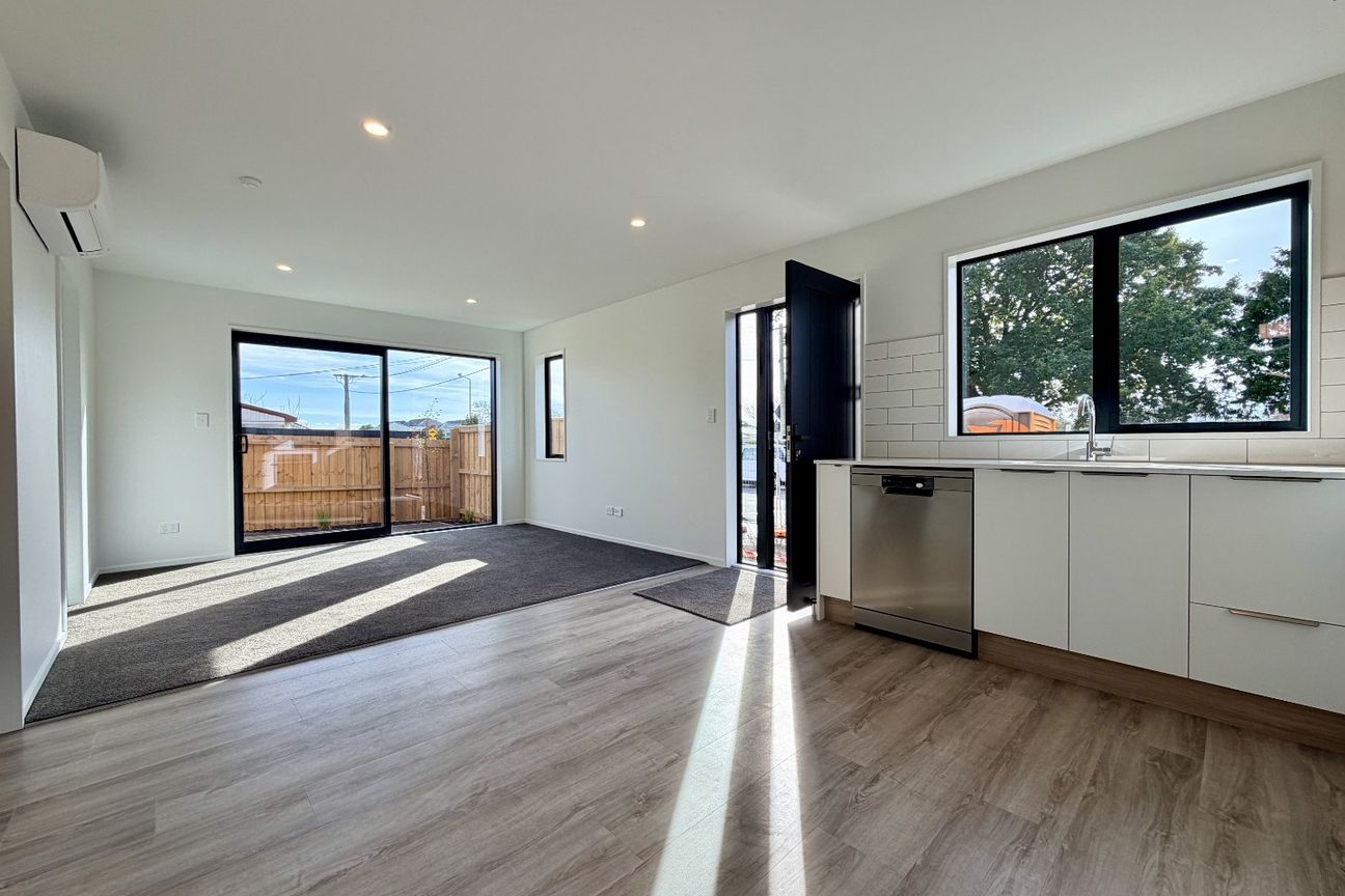 Brand New & Smelling Like Success – Welcome to 10 McLean Street - Aanzicht 3