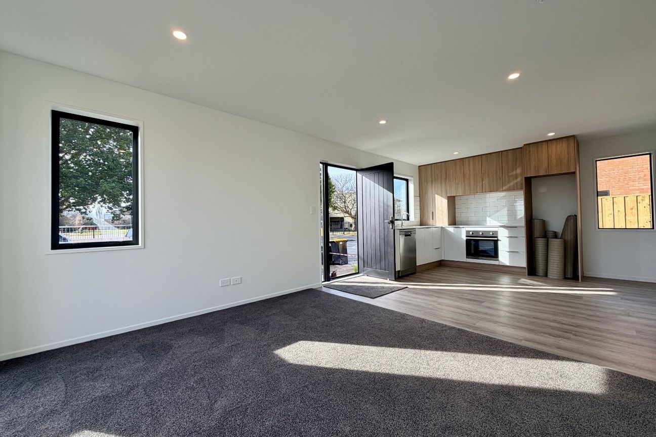 Brand New & Smelling Like Success – Welcome to 10 McLean Street - Aanzicht 4