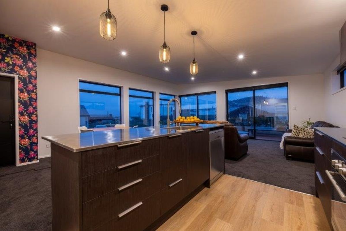 Stylish Family Living with Stunning Lake & Mountain Views – pohled 4