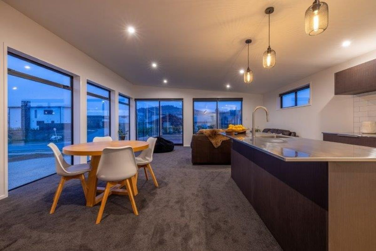 Stylish Family Living with Stunning Lake & Mountain Views – pohled 3