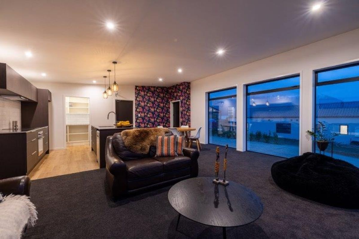Stylish Family Living with Stunning Lake & Mountain Views – pohled 5