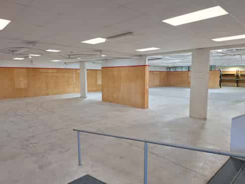 Expansive retail, workshop or warehouse