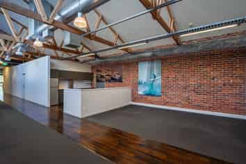 VERSATILE SHOWROOM / RETAIL / OFFICE PREMISES