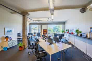 VERSATILE SHOWROOM / RETAIL / OFFICE PREMISES