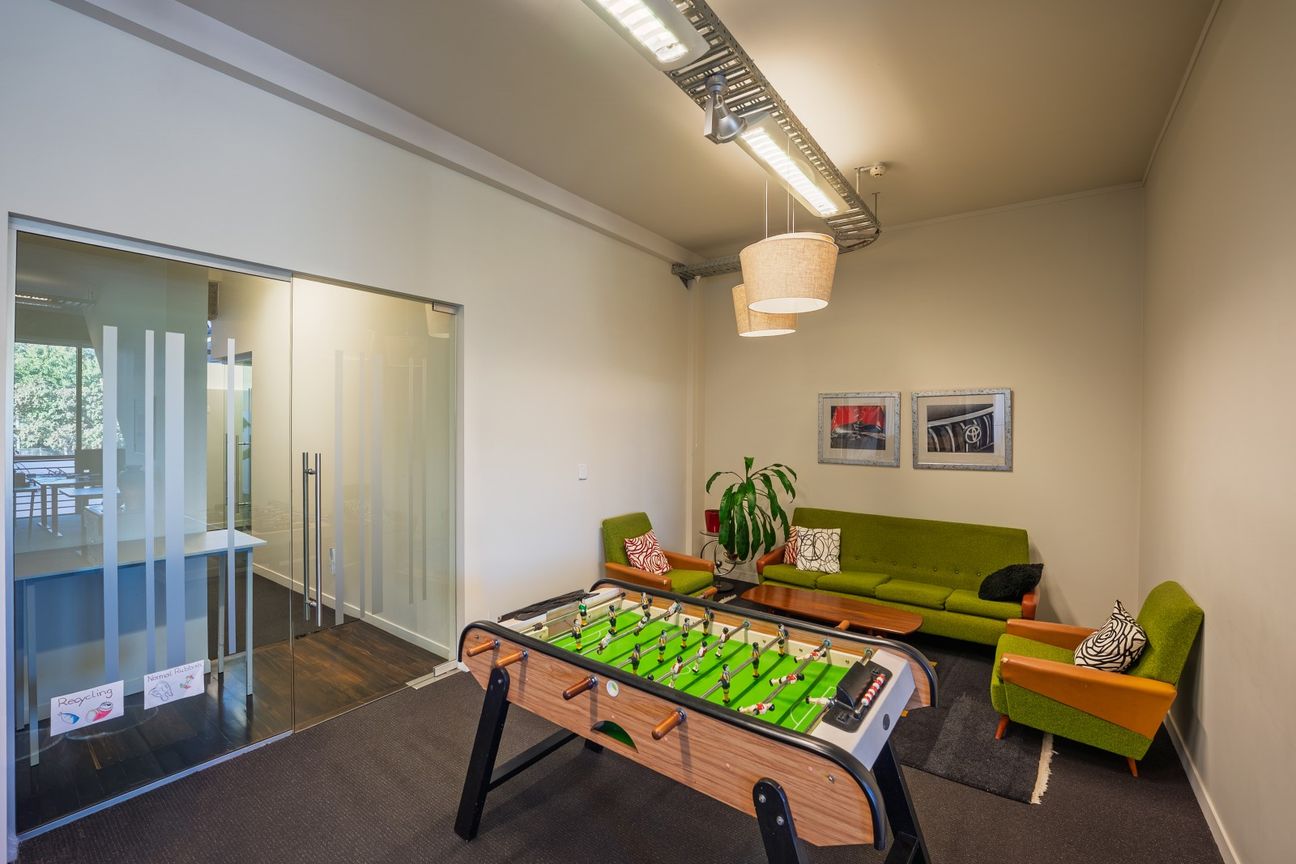 VERSATILE SHOWROOM / RETAIL / OFFICE PREMISES - Więcej