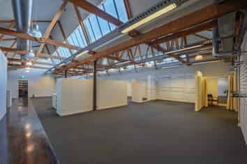 VERSATILE SHOWROOM / RETAIL / OFFICE PREMISES