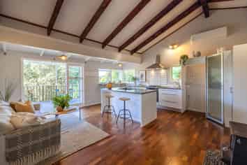 9 Causeway Road, Surfdale