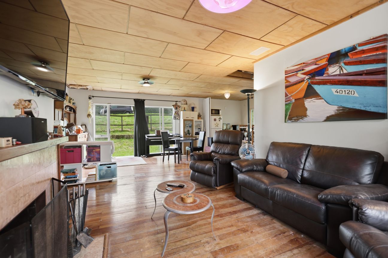 Opportunity To Renovate, Complete or Invest - Més