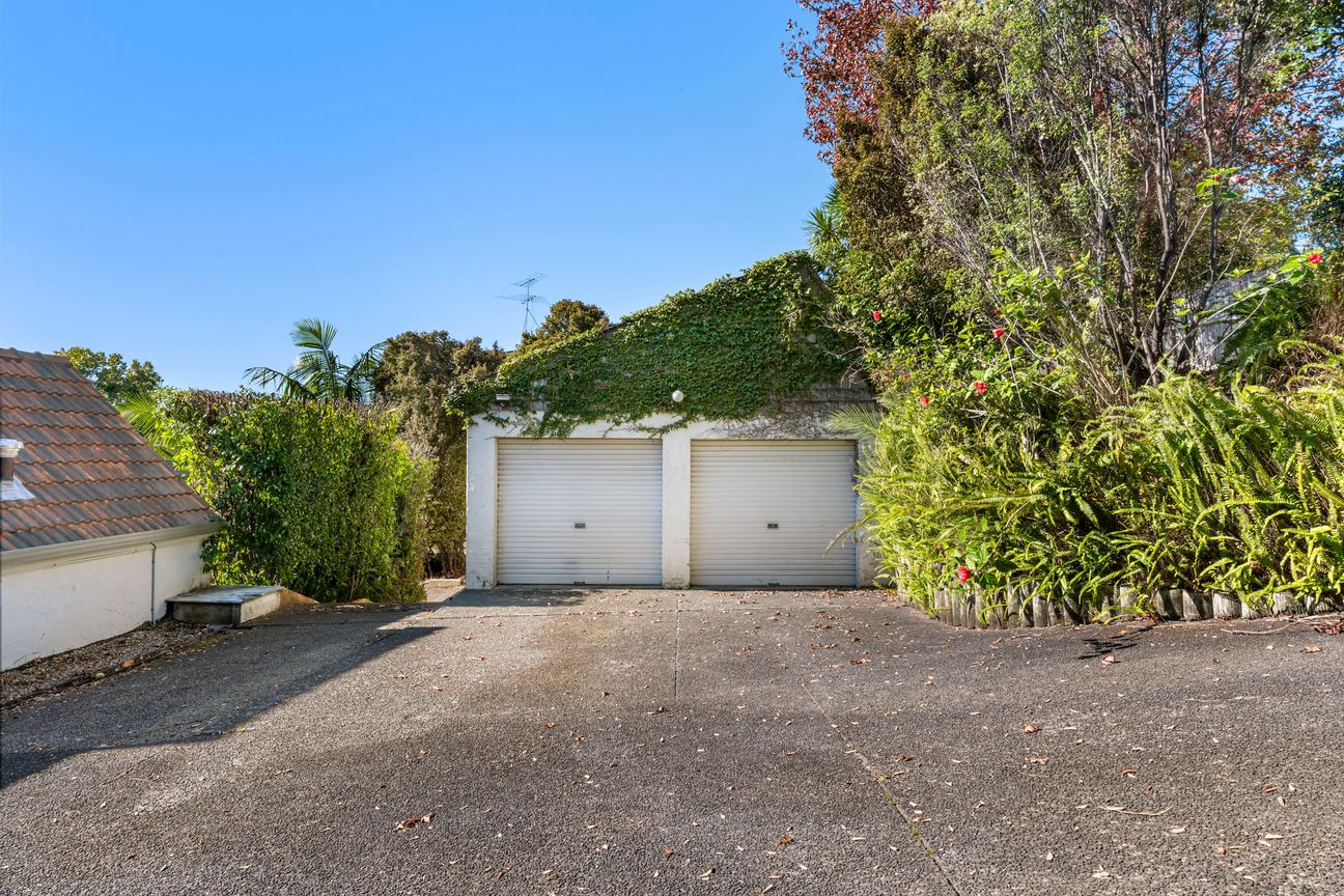 PRICED BELOW CV - BAY'S BEST 5-BED OPPORTUNITY? - Mehr
