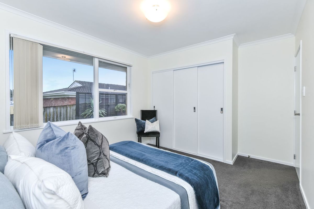 Sunny 2-Bedroom Unit with Great Outdoor Living - Mehr