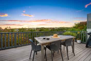 40 Peter Terrace, Castor Bay
