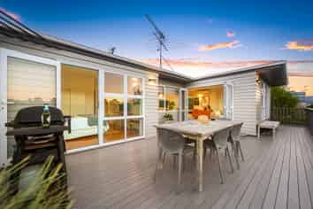 40 Peter Terrace, Castor Bay