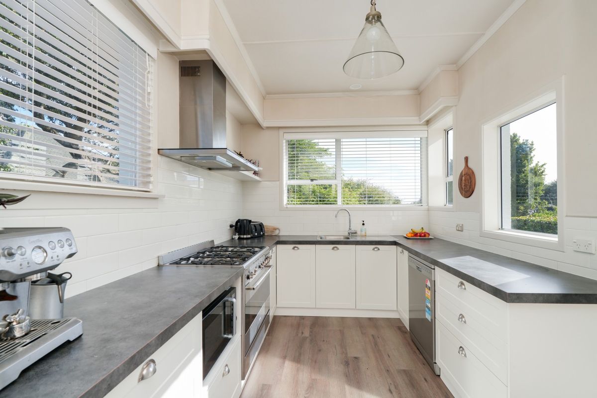 Awesome Family Home with School Zone Appeal - Поглед 3