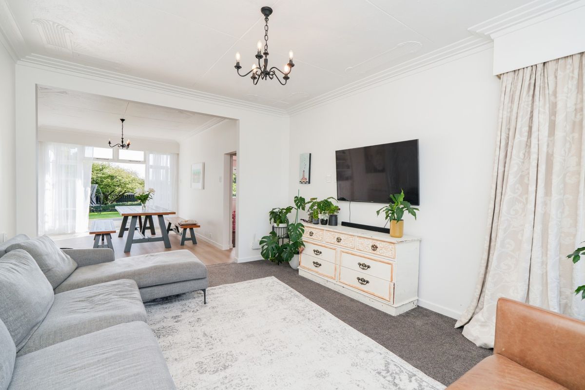 Awesome Family Home with School Zone Appeal - Поглед 6