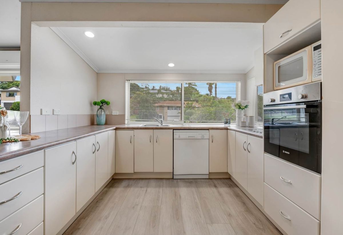 Spacious Brick & Tile on Large Section - Mehr