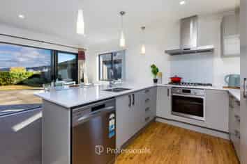 32 Filmer Crescent, Wallaceville