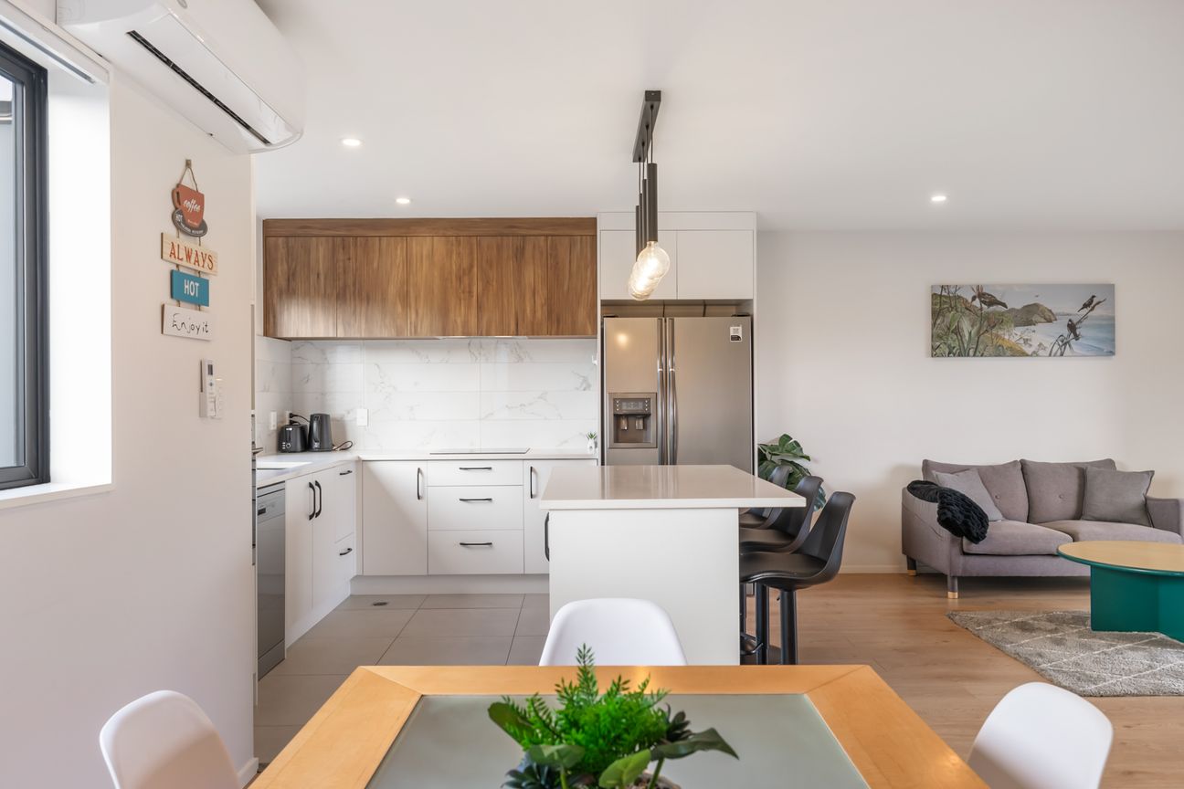 MODERN FREEHOLD LIVING! - Aanzicht 3