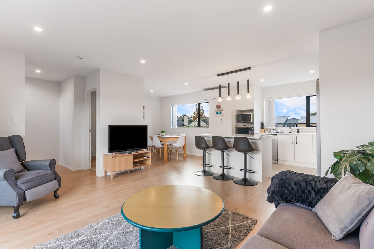 MODERN FREEHOLD LIVING! - Aanzicht 2