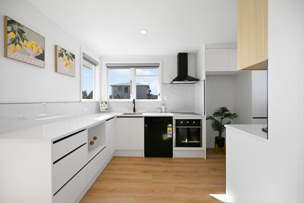 Stylishly Renovated, Ready For You! - Vista 5