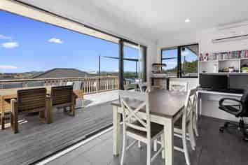 76 Pebble Beach Boulevard, Kamo