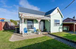 6 Ocean Beach Road, Bluff