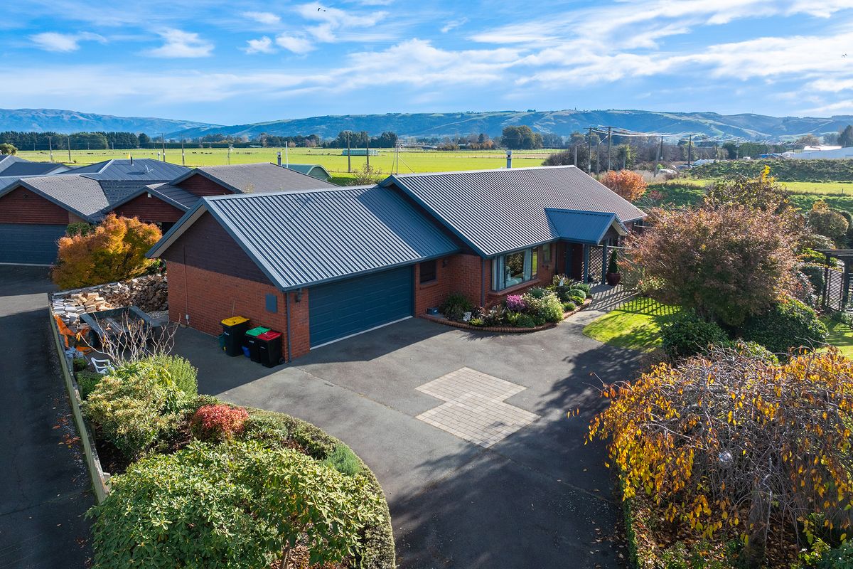Established comfort with privacy and sun, Mosgiel