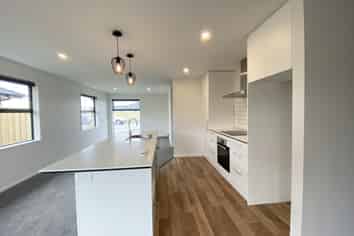 62  Oaks Drive, Lincoln