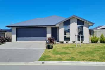 62  Oaks Drive, Lincoln