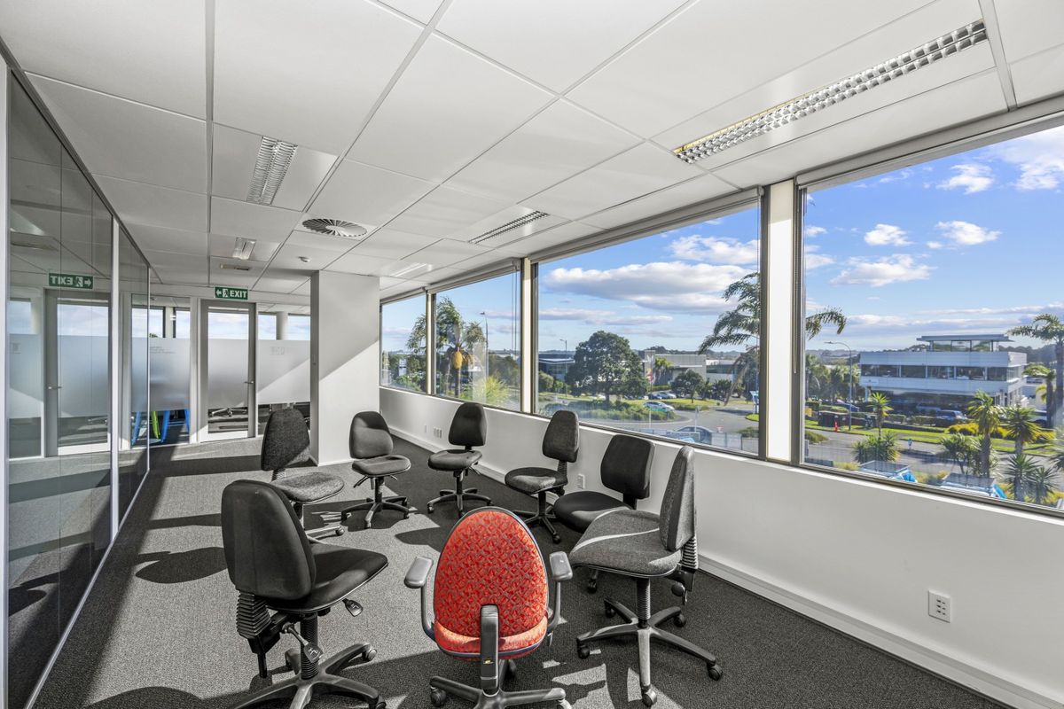Corner profile – long lease – proven location – pohled 6