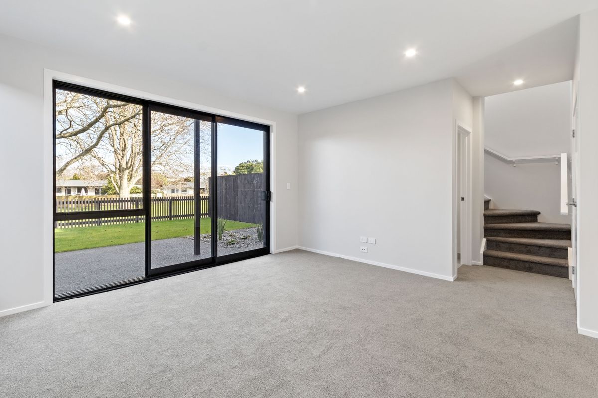 Step into luxury with this 3-bedroom townhouse - Więcej