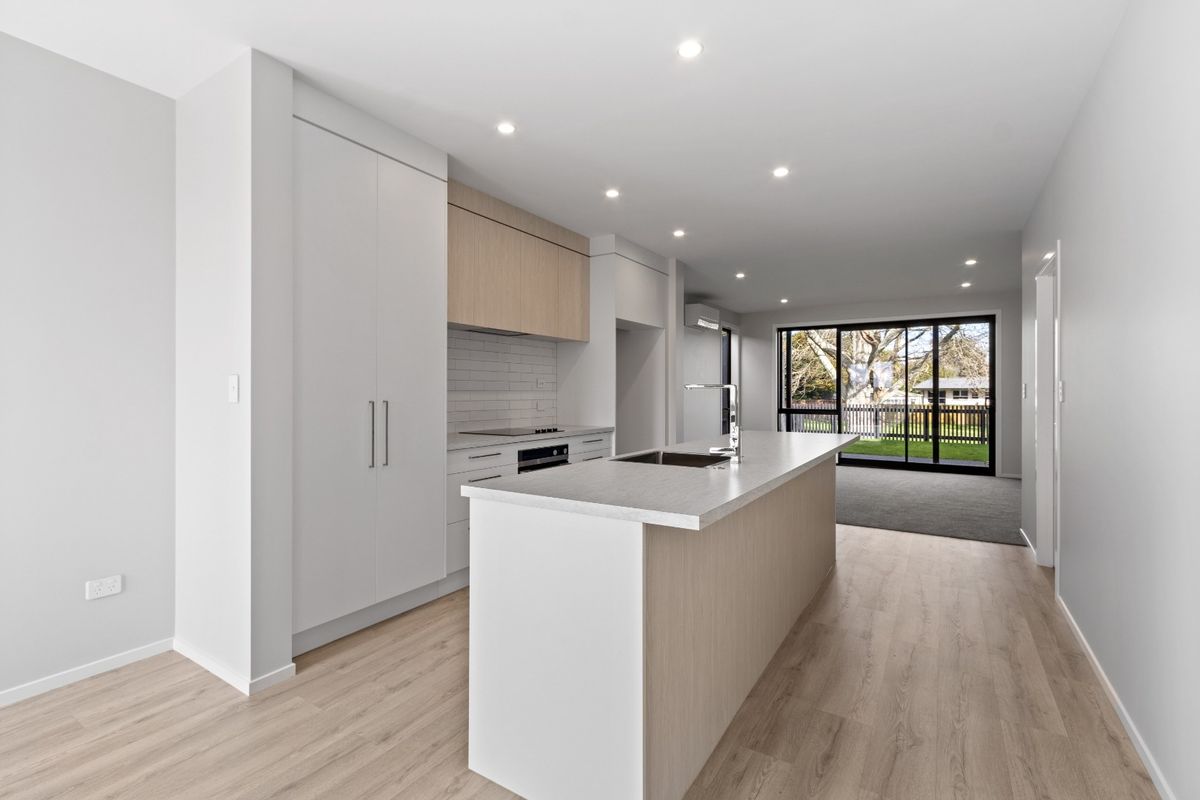 Step into luxury with this 3-bedroom townhouse - Widok 4