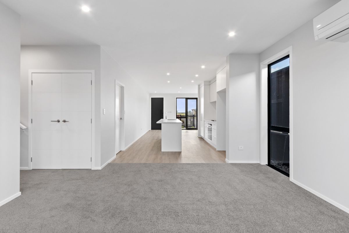 Step into luxury with this 3-bedroom townhouse - Widok 2