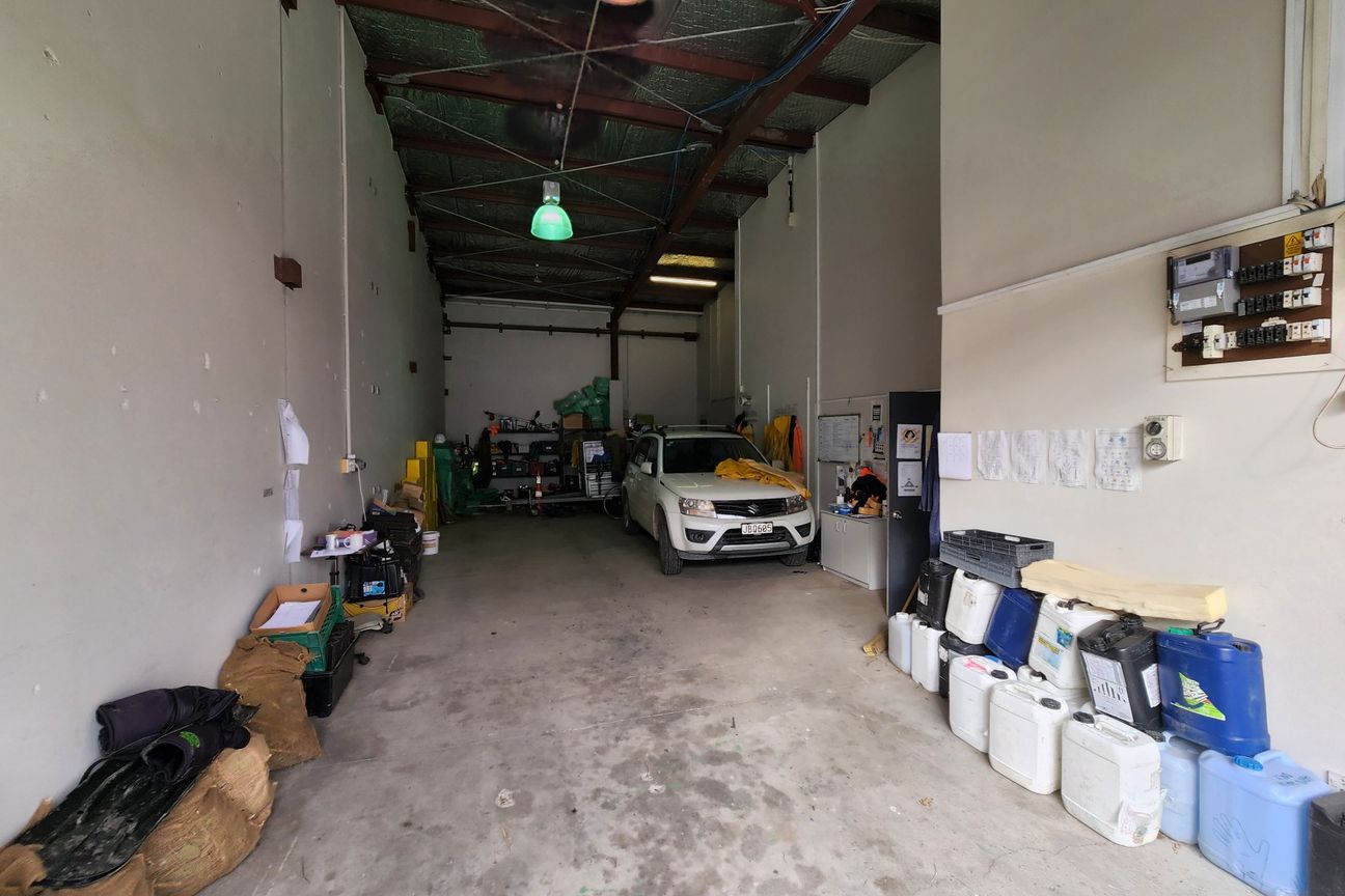 Functional Office and Warehouse in Sockburn - Aanzicht 4