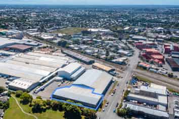 Large warehouse + canopy - well priced!