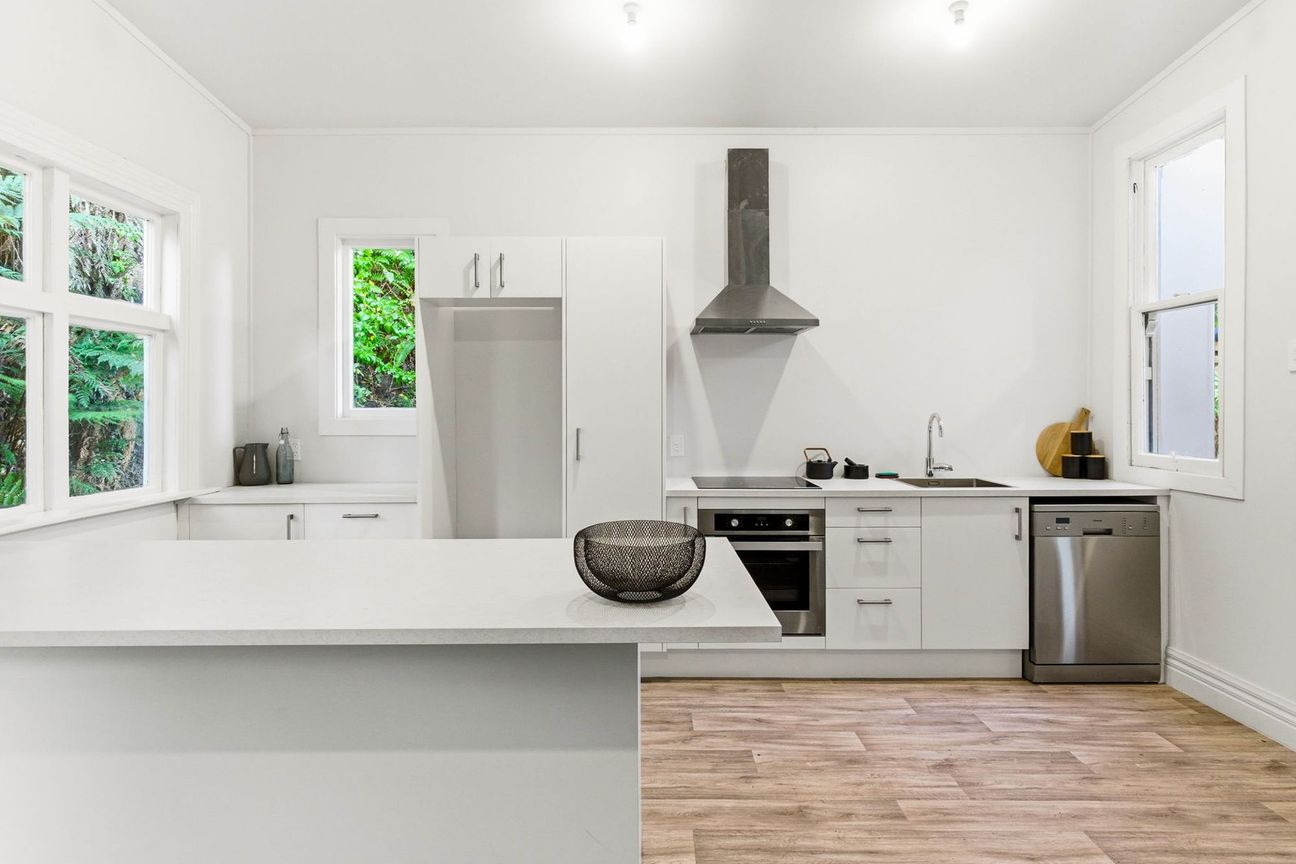 Stylish Character Home Above the City - Widok 5